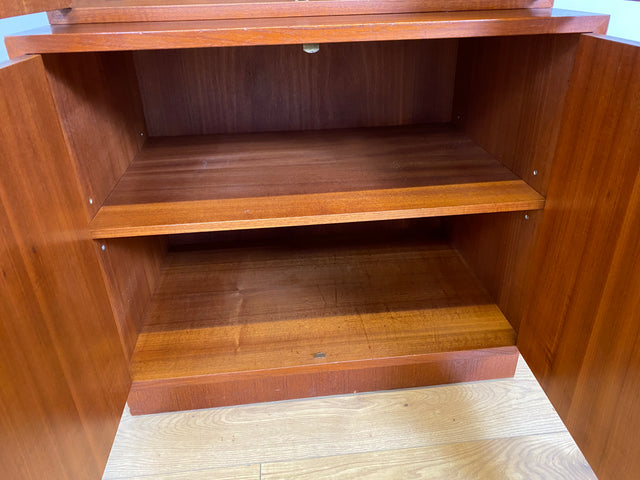 WMK # Hochwertiges und sehr gut erhaltenes modulares Mid-Century Highboard, aus vollem Holz in Teak # Schrank Bücherschrank Regalwand Schrankwand Barschrank Regal Kommode Sideboard Teakholz Vintage