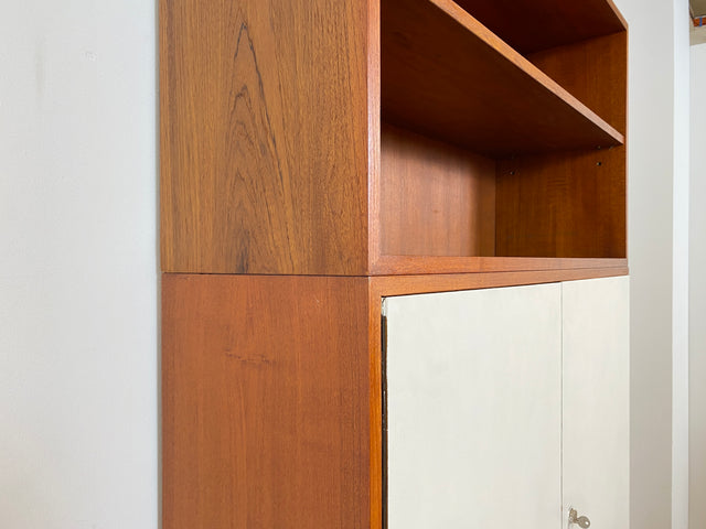 WMK # Stilvolles modulares Mid-Century Highboard, Vollholz in Teak, mit Schubladen & späterer weißer Lackierung # Schrank Bücherschrank Regalwand Schrankwand Regal Sideboard Kommode Teakholz Vintage