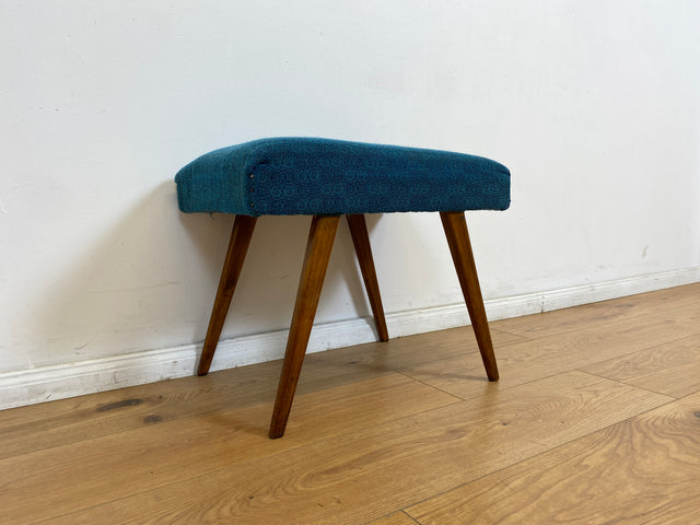 WMK # Sehr schöner und gut erhaltener Mid-Century Hocker mit konischen Füßen und blauem Originalbezug # Sitzhocker Fußhocker Schemel Taburett Sitz Bank Fußbank 50er 60er Vintage # Versand möglich