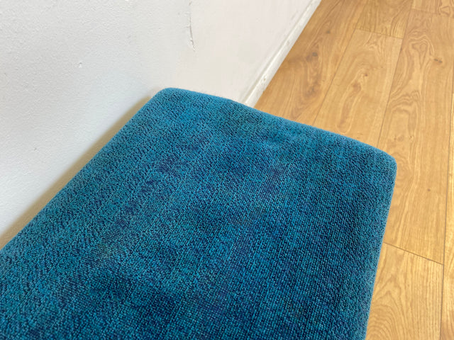 WMK # Sehr schöner und gut erhaltener Mid-Century Hocker mit konischen Füßen und blauem Originalbezug # Sitzhocker Fußhocker Schemel Taburett Sitz Bank Fußbank 50er 60er Vintage # Versand möglich