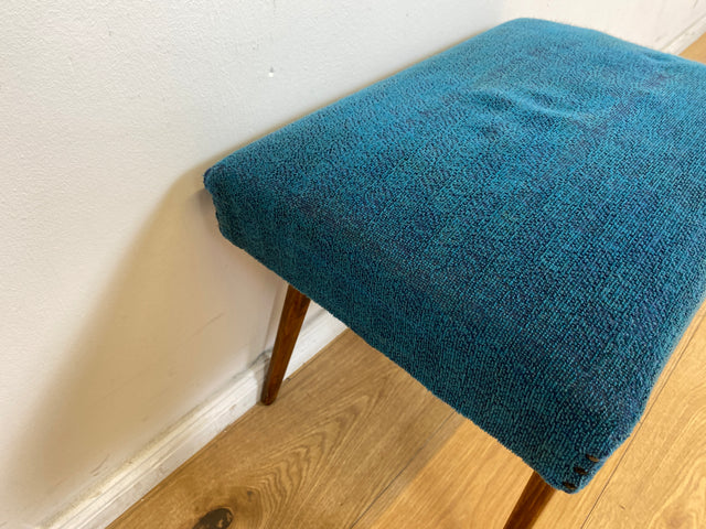 WMK # Sehr schöner und gut erhaltener Mid-Century Hocker mit konischen Füßen und blauem Originalbezug # Sitzhocker Fußhocker Schemel Taburett Sitz Bank Fußbank 50er 60er Vintage # Versand möglich