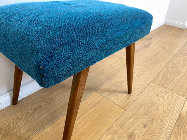 WMK # Sehr schöner und gut erhaltener Mid-Century Hocker mit konischen Füßen und blauem Originalbezug # Sitzhocker Fußhocker Schemel Taburett Sitz Bank Fußbank 50er 60er Vintage # Versand möglich