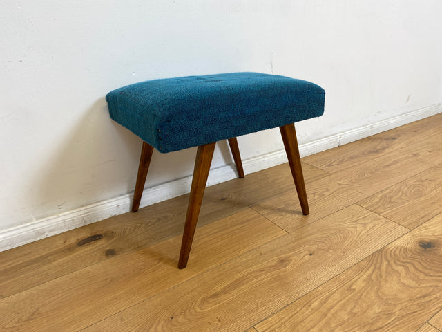 WMK # Sehr schöner und gut erhaltener Mid-Century Hocker mit konischen Füßen und blauem Originalbezug # Sitzhocker Fußhocker Schemel Taburett Sitz Bank Fußbank 50er 60er Vintage # Versand möglich