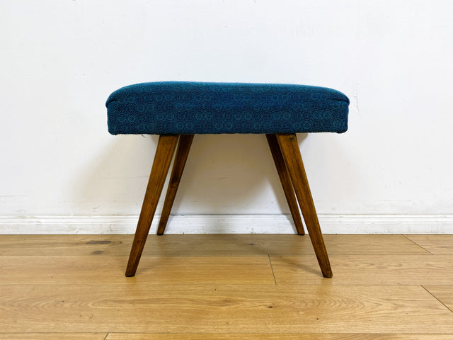 WMK # Sehr schöner und gut erhaltener Mid-Century Hocker mit konischen Füßen und blauem Originalbezug # Sitzhocker Fußhocker Schemel Taburett Sitz Bank Fußbank 50er 60er Vintage # Versand möglich