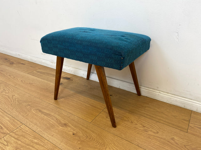 WMK # Sehr schöner und gut erhaltener Mid-Century Hocker mit konischen Füßen und blauem Originalbezug # Sitzhocker Fußhocker Schemel Taburett Sitz Bank Fußbank 50er 60er Vintage # Versand möglich