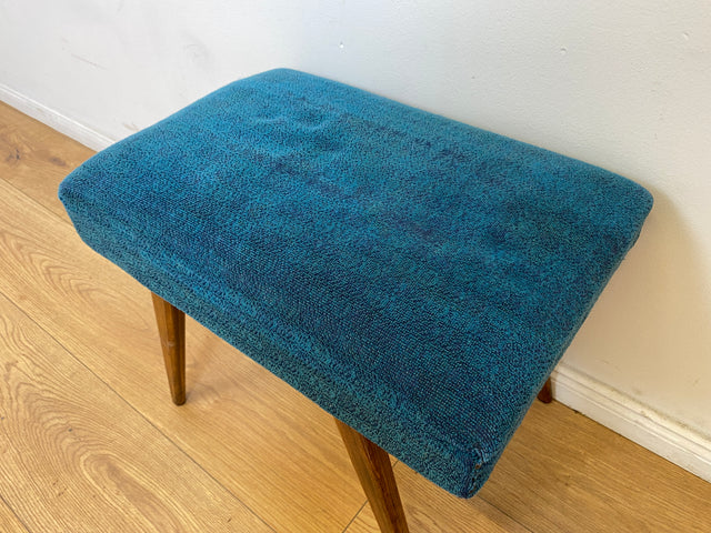 WMK # Sehr schöner und gut erhaltener Mid-Century Hocker mit konischen Füßen und blauem Originalbezug # Sitzhocker Fußhocker Schemel Taburett Sitz Bank Fußbank 50er 60er Vintage # Versand möglich