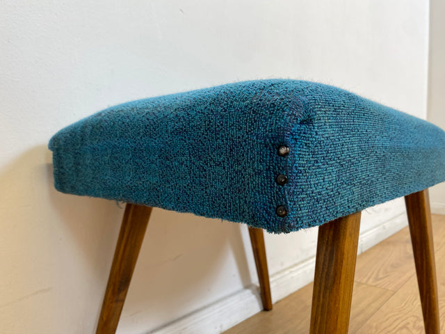 WMK # Sehr schöner und gut erhaltener Mid-Century Hocker mit konischen Füßen und blauem Originalbezug # Sitzhocker Fußhocker Schemel Taburett Sitz Bank Fußbank 50er 60er Vintage # Versand möglich