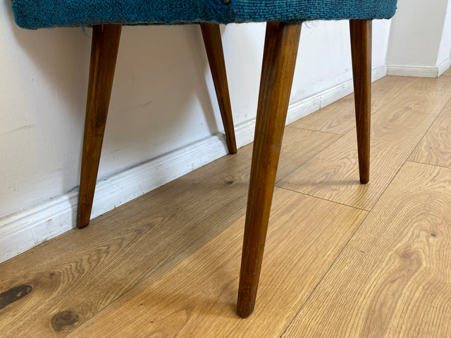 WMK # Sehr schöner und gut erhaltener Mid-Century Hocker mit konischen Füßen und blauem Originalbezug # Sitzhocker Fußhocker Schemel Taburett Sitz Bank Fußbank 50er 60er Vintage # Versand möglich
