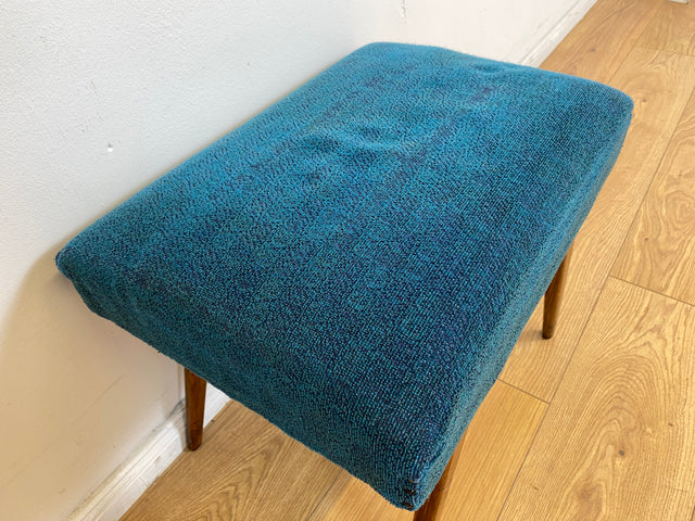 WMK # Sehr schöner und gut erhaltener Mid-Century Hocker mit konischen Füßen und blauem Originalbezug # Sitzhocker Fußhocker Schemel Taburett Sitz Bank Fußbank 50er 60er Vintage # Versand möglich