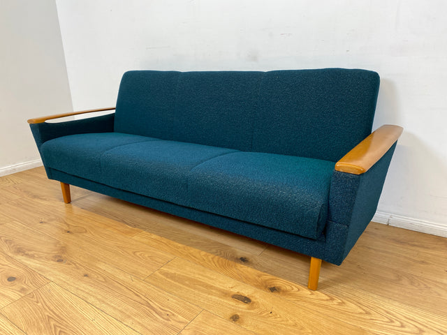 WMK I Stilvolles Mid-Century Klappsofa mit verstellb. Armlehnen, Bettwäschefach & petrol blauem Originalbezug I Sofa Couch 3-Sitzer 3er Daybed Sitzgarnitur Schlaf Klapp Retro Vintage 60er Berlin Köln