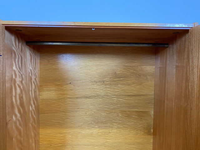 WMK # Hochwertiger & geräumiger Mid-Century Kleiderschrank von 1961, Vollholz in Birke, mit Kleiderstange # Schrank Schlafzimmerschrank Garderobe Wardrobe 60er DDR Vintage München Köln Stuttgart Kiel