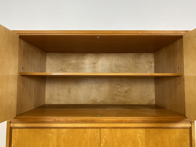 WMK # Raumaufhellender und gut erhaltener Mid-Century Kleiderschrank aus 1964 in Buche und Birke mit Aufsatz # Schrank Wäscheschrank Wardrobe Schlafzimmerschrank Aufsatzschrank DDR Vintage 60er Retro