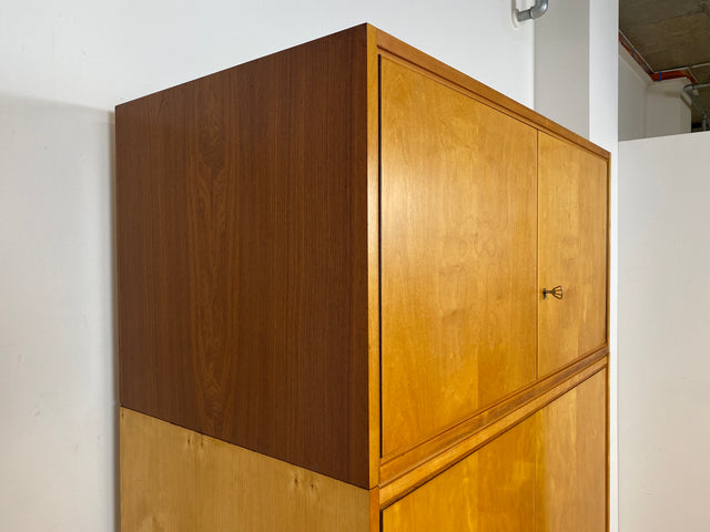 WMK # Raumaufhellender und gut erhaltener Mid-Century Kleiderschrank aus 1964 in Buche und Birke mit Aufsatz # Schrank Wäscheschrank Wardrobe Schlafzimmerschrank Aufsatzschrank DDR Vintage 60er Retro
