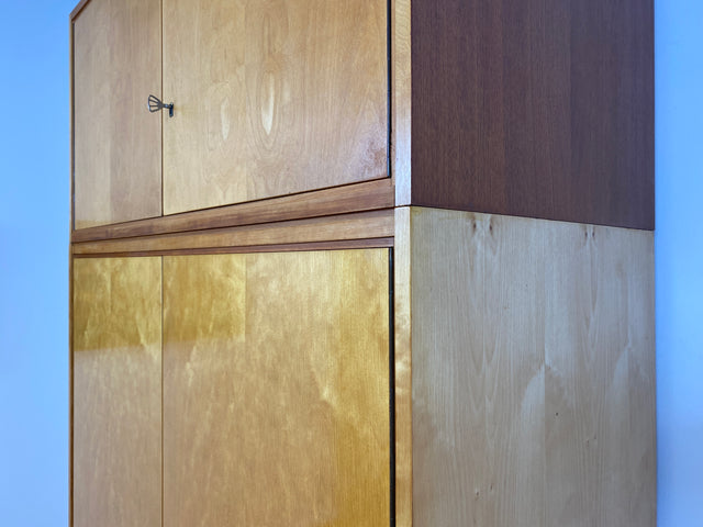 WMK # Raumaufhellender und gut erhaltener Mid-Century Kleiderschrank aus 1964 in Buche und Birke mit Aufsatz # Schrank Wäscheschrank Wardrobe Schlafzimmerschrank Aufsatzschrank DDR Vintage 60er Retro