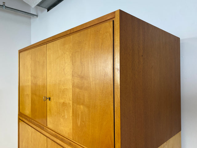 WMK # Raumaufhellender und gut erhaltener Mid-Century Kleiderschrank aus 1964 in Buche und Birke mit Aufsatz # Schrank Wäscheschrank Wardrobe Schlafzimmerschrank Aufsatzschrank DDR Vintage 60er Retro
