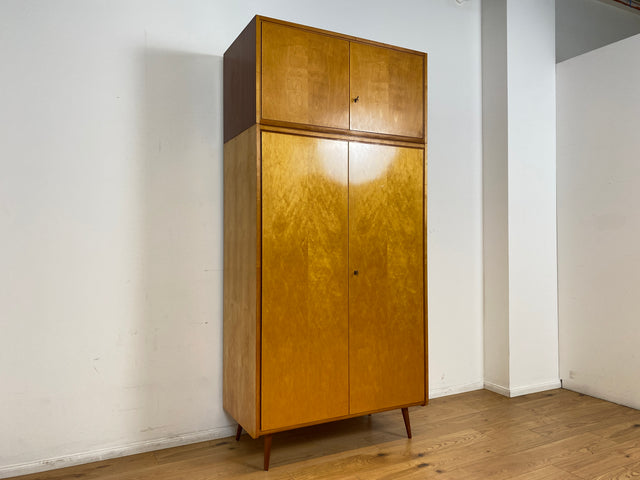 WMK # Raumaufhellender und gut erhaltener Mid-Century Kleiderschrank aus 1964 in Buche und Birke mit Aufsatz # Schrank Wäscheschrank Wardrobe Schlafzimmerschrank Aufsatzschrank DDR Vintage 60er Retro