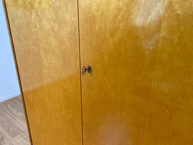 WMK # Raumaufhellender und gut erhaltener Mid-Century Kleiderschrank aus 1964 in Buche und Birke mit Aufsatz # Schrank Wäscheschrank Wardrobe Schlafzimmerschrank Aufsatzschrank DDR Vintage 60er Retro