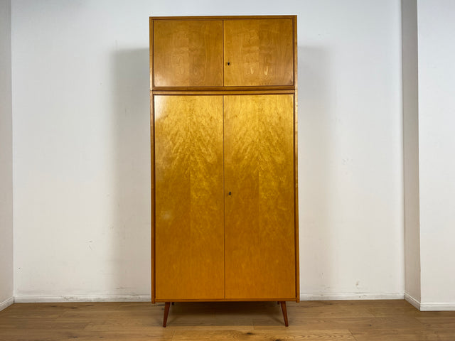 WMK # Raumaufhellender und gut erhaltener Mid-Century Kleiderschrank aus 1964 in Buche und Birke mit Aufsatz # Schrank Wäscheschrank Wardrobe Schlafzimmerschrank Aufsatzschrank DDR Vintage 60er Retro