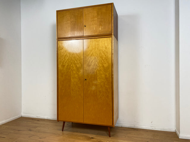 WMK # Raumaufhellender und gut erhaltener Mid-Century Kleiderschrank aus 1964 in Buche und Birke mit Aufsatz # Schrank Wäscheschrank Wardrobe Schlafzimmerschrank Aufsatzschrank DDR Vintage 60er Retro