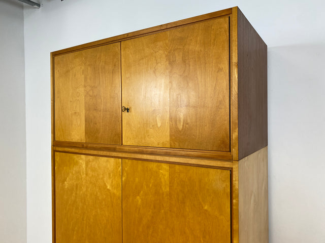 WMK # Raumaufhellender und gut erhaltener Mid-Century Kleiderschrank aus 1964 in Buche und Birke mit Aufsatz # Schrank Wäscheschrank Wardrobe Schlafzimmerschrank Aufsatzschrank DDR Vintage 60er Retro