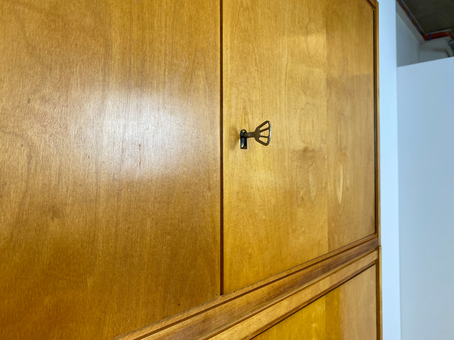 WMK # Raumaufhellender und gut erhaltener Mid-Century Kleiderschrank aus 1964 in Buche und Birke mit Aufsatz # Schrank Wäscheschrank Wardrobe Schlafzimmerschrank Aufsatzschrank DDR Vintage 60er Retro