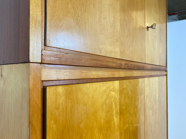 WMK # Raumaufhellender und gut erhaltener Mid-Century Kleiderschrank aus 1964 in Buche und Birke mit Aufsatz # Schrank Wäscheschrank Wardrobe Schlafzimmerschrank Aufsatzschrank DDR Vintage 60er Retro