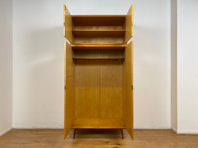 WMK # Raumaufhellender und gut erhaltener Mid-Century Kleiderschrank aus 1964 in Buche und Birke mit Aufsatz # Schrank Wäscheschrank Wardrobe Schlafzimmerschrank Aufsatzschrank DDR Vintage 60er Retro