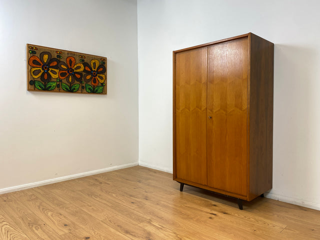 WMK Stilvoller und hochwertiger Mid-Century Kleiderschrank aus vollem Holz mit Kleiderstange und Regalböden # Schrank Schlafzimmerschrank Wardrobe Wäscheschrank Garderobe Flurschrank Vintage 50er 60er