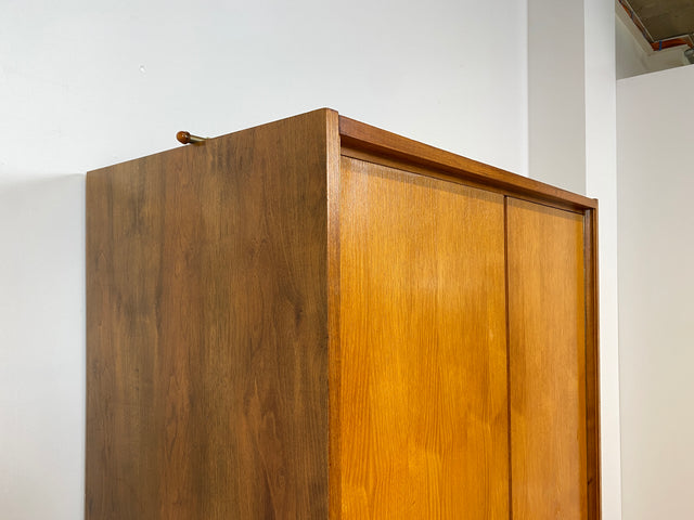 WMK Stilvoller und hochwertiger Mid-Century Kleiderschrank aus vollem Holz mit Kleiderstange und Regalböden # Schrank Schlafzimmerschrank Wardrobe Wäscheschrank Garderobe Flurschrank Vintage 50er 60er