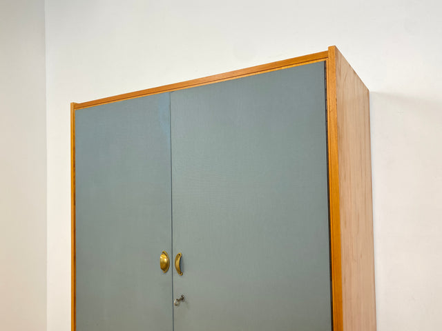 WMK # Hochwertiger & gut erhaltener Mid-Century Kleiderschrank aus vollem Holz in Blau, aus 1959, baugleich mit VEB Hellerau # Schrank Schlafzimmerschrank Wäscheschrank Wardrobe Vintage Esche DDR 50er