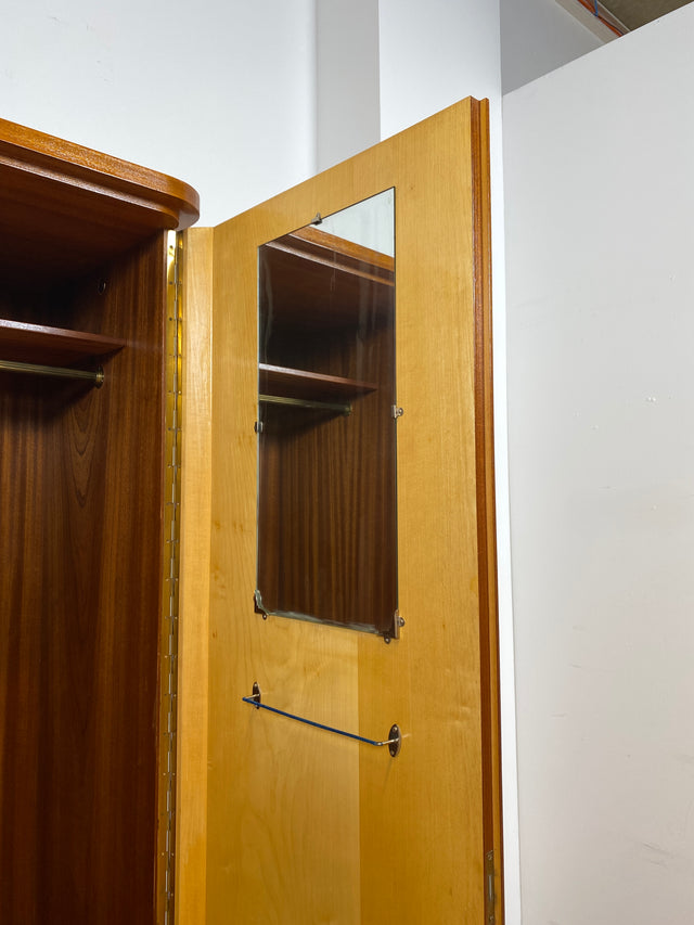 WMK I Stilvoller und sehr gut erhaltener Mid-Century Kleiderschrank aus vollem Holz mit Spiegel Türen und Schubladen I Schrank Wäsche Schlafzimmer Wardrobe 50er 60er Vintage Düsseldorf Dresden München