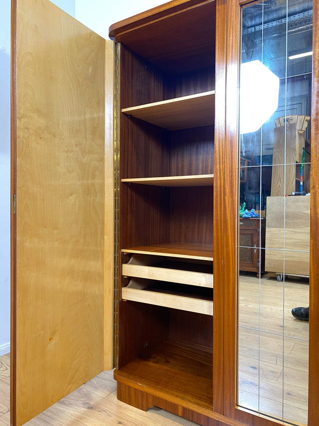 WMK I Stilvoller und sehr gut erhaltener Mid-Century Kleiderschrank aus vollem Holz mit Spiegel Türen und Schubladen I Schrank Wäsche Schlafzimmer Wardrobe 50er 60er Vintage Düsseldorf Dresden München