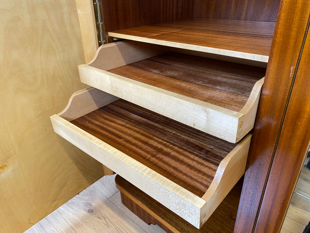 WMK I Stilvoller und sehr gut erhaltener Mid-Century Kleiderschrank aus vollem Holz mit Spiegel Türen und Schubladen I Schrank Wäsche Schlafzimmer Wardrobe 50er 60er Vintage Düsseldorf Dresden München