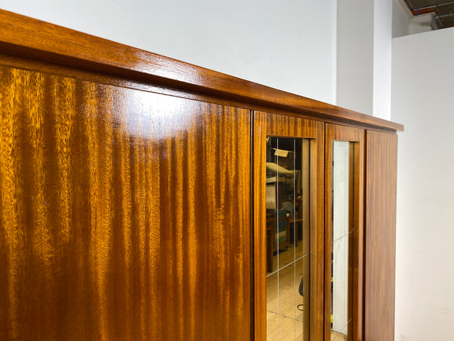 WMK I Stilvoller und sehr gut erhaltener Mid-Century Kleiderschrank aus vollem Holz mit Spiegel Türen und Schubladen I Schrank Wäsche Schlafzimmer Wardrobe 50er 60er Vintage Düsseldorf Dresden München