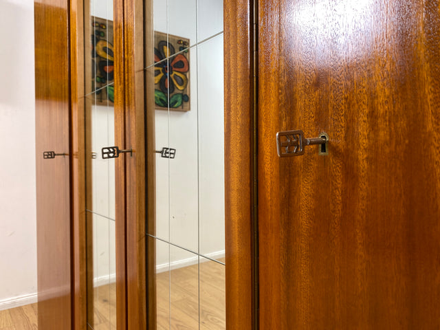 WMK I Stilvoller und sehr gut erhaltener Mid-Century Kleiderschrank aus vollem Holz mit Spiegel Türen und Schubladen I Schrank Wäsche Schlafzimmer Wardrobe 50er 60er Vintage Düsseldorf Dresden München