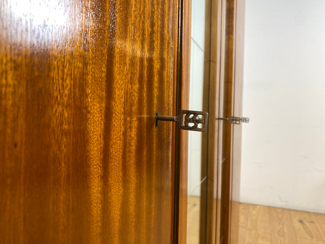 WMK I Stilvoller und sehr gut erhaltener Mid-Century Kleiderschrank aus vollem Holz mit Spiegel Türen und Schubladen I Schrank Wäsche Schlafzimmer Wardrobe 50er 60er Vintage Düsseldorf Dresden München