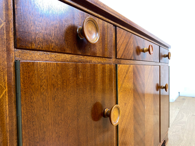 WMK I Formschöne und gut erhaltene Mid-Century Kommode aus vollem Holz mit Schubladen und Intarsien I Sideboard Schrank Wäschekommode Schuhkommode TV Lowboard 60er Vintage Berlin Homburg Frankfurt