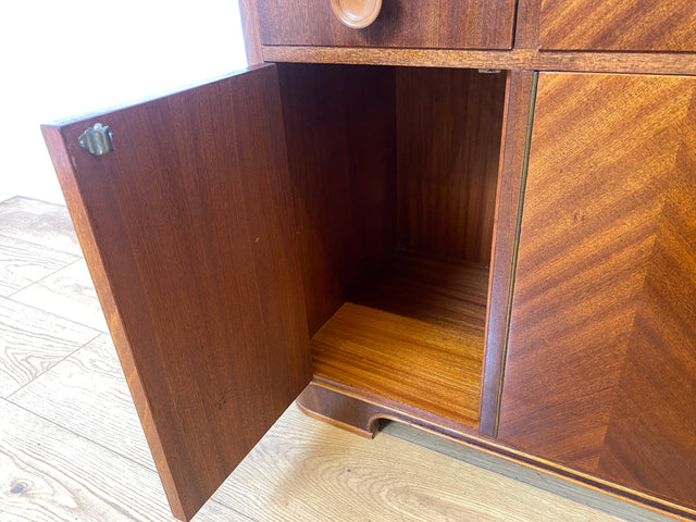 WMK I Formschöne und gut erhaltene Mid-Century Kommode aus vollem Holz mit Schubladen und Intarsien I Sideboard Schrank Wäschekommode Schuhkommode TV Lowboard 60er Vintage Berlin Homburg Frankfurt