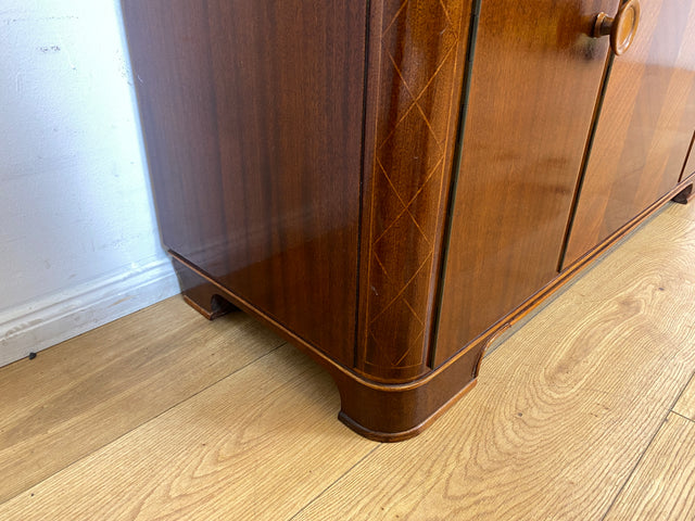 WMK I Formschöne und gut erhaltene Mid-Century Kommode aus vollem Holz mit Schubladen und Intarsien I Sideboard Schrank Wäschekommode Schuhkommode TV Lowboard 60er Vintage Berlin Homburg Frankfurt