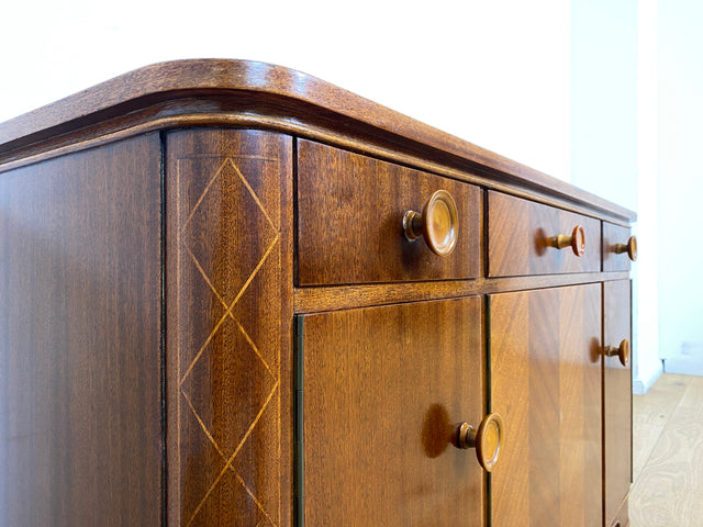 WMK I Formschöne und gut erhaltene Mid-Century Kommode aus vollem Holz mit Schubladen und Intarsien I Sideboard Schrank Wäschekommode Schuhkommode TV Lowboard 60er Vintage Berlin Homburg Frankfurt