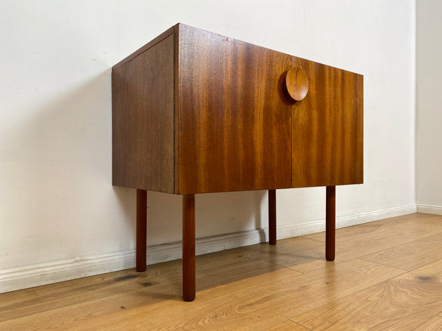 WMK # Stilvolle und gut erhaltene kleine Mid-Century Kommode in Teakholz mit Schublade und schönem Holzgriff # Schrank Sideboard TV-Lowboard Flurkommode Schuhschrank Fernsehschrank Vintage DDR Berlin
