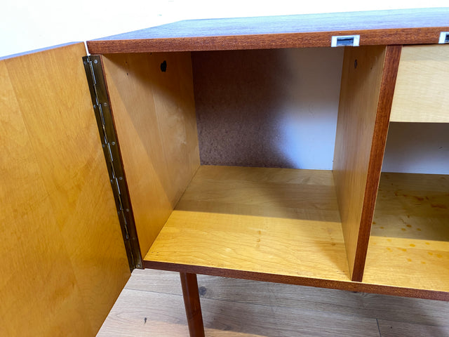 WMK # Stilvolle und gut erhaltene kleine Mid-Century Kommode in Teakholz mit Schublade und schönem Holzgriff # Schrank Sideboard TV-Lowboard Flurkommode Schuhschrank Fernsehschrank Vintage DDR Berlin