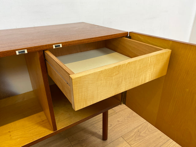WMK # Stilvolle und gut erhaltene kleine Mid-Century Kommode in Teakholz mit Schublade und schönem Holzgriff # Schrank Sideboard TV-Lowboard Flurkommode Schuhschrank Fernsehschrank Vintage DDR Berlin