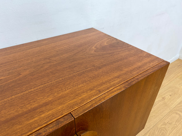 WMK # Stilvolle und gut erhaltene kleine Mid-Century Kommode in Teakholz mit Schublade und schönem Holzgriff # Schrank Sideboard TV-Lowboard Flurkommode Schuhschrank Fernsehschrank Vintage DDR Berlin