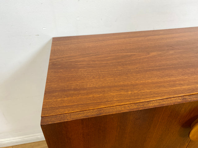 WMK # Stilvolle und gut erhaltene kleine Mid-Century Kommode in Teakholz mit Schublade und schönem Holzgriff # Schrank Sideboard TV-Lowboard Flurkommode Schuhschrank Fernsehschrank Vintage DDR Berlin