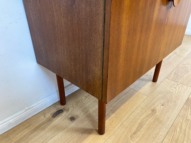WMK # Stilvolle und gut erhaltene kleine Mid-Century Kommode in Teakholz mit Schublade und schönem Holzgriff # Schrank Sideboard TV-Lowboard Flurkommode Schuhschrank Fernsehschrank Vintage DDR Berlin