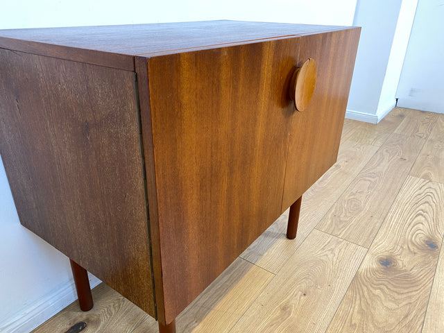 WMK # Stilvolle und gut erhaltene kleine Mid-Century Kommode in Teakholz mit Schublade und schönem Holzgriff # Schrank Sideboard TV-Lowboard Flurkommode Schuhschrank Fernsehschrank Vintage DDR Berlin