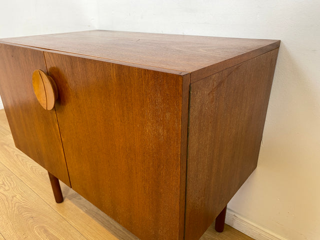WMK # Stilvolle und gut erhaltene kleine Mid-Century Kommode in Teakholz mit Schublade und schönem Holzgriff # Schrank Sideboard TV-Lowboard Flurkommode Schuhschrank Fernsehschrank Vintage DDR Berlin