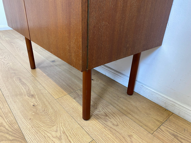 WMK # Stilvolle und gut erhaltene kleine Mid-Century Kommode in Teakholz mit Schublade und schönem Holzgriff # Schrank Sideboard TV-Lowboard Flurkommode Schuhschrank Fernsehschrank Vintage DDR Berlin