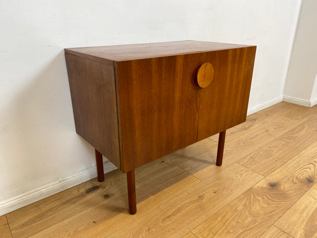 WMK # Stilvolle und gut erhaltene kleine Mid-Century Kommode in Teakholz mit Schublade und schönem Holzgriff # Schrank Sideboard TV-Lowboard Flurkommode Schuhschrank Fernsehschrank Vintage DDR Berlin